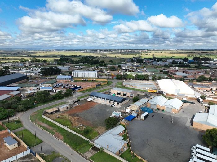 Aureus Industrial Property For Sale: Workshops, storage units, parking, and security features.