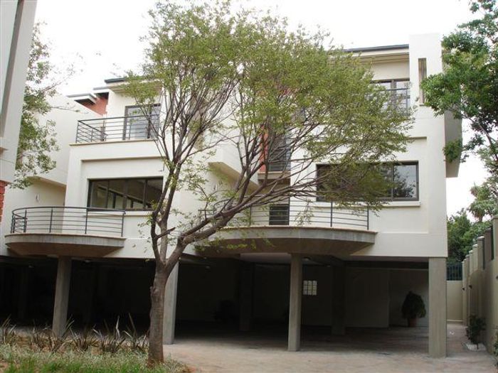 Melrose North Townhouse To Rent: 2 beds, 2.5 baths, walk to Melrose Arch.