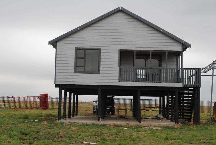 Farm for Sale in Vaal Dam Central: 2 beds, borehole, fenced, tractor available.
