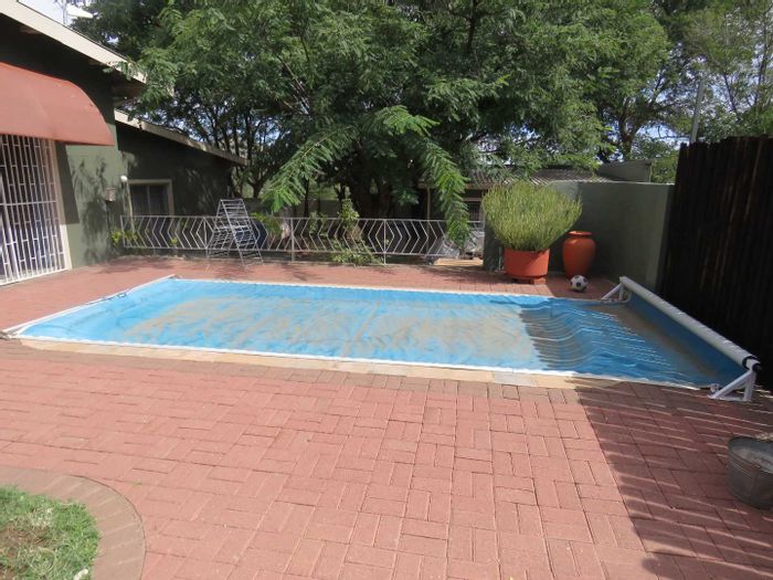 House for Sale in Pioniers Park: 3 beds, pool, flatlet, and versatile spaces.