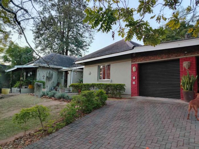 House For Sale in Nelspruit Ext 5: Spacious layout, pool, guest rooms, solar energy.