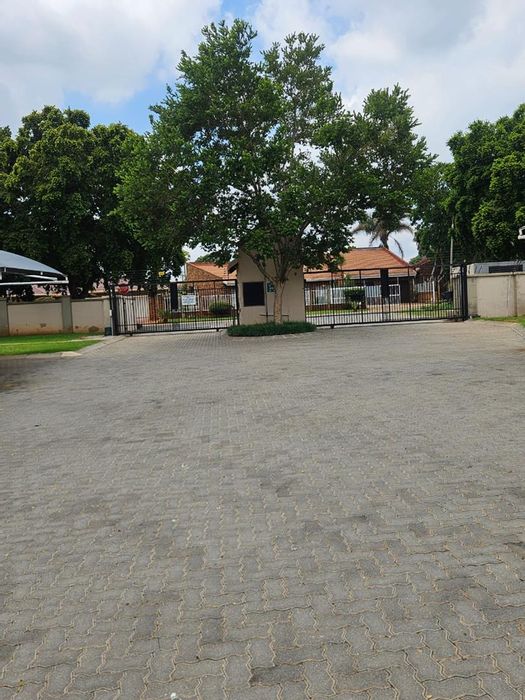 Klippoortje Apartment For Sale: 2 Bedrooms, 24/7 Security, Private Balcony, Parking Bay.