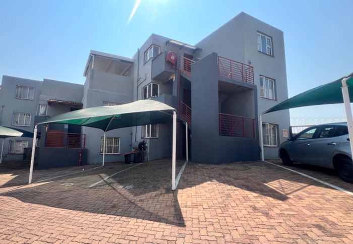 Ridgeway Townhouse For Sale: 2 Bedrooms, pool access, study space, and parking.