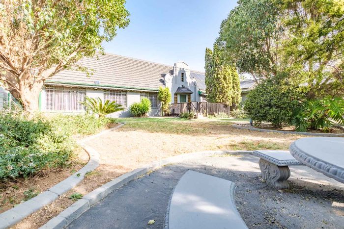 For Sale: House in Freeway Park with pool, jacuzzi, and solar energy features.