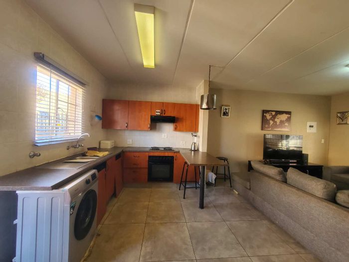 Townhouse for Sale in Witpoortjie: 2 beds, private garden, near shopping and schools.
