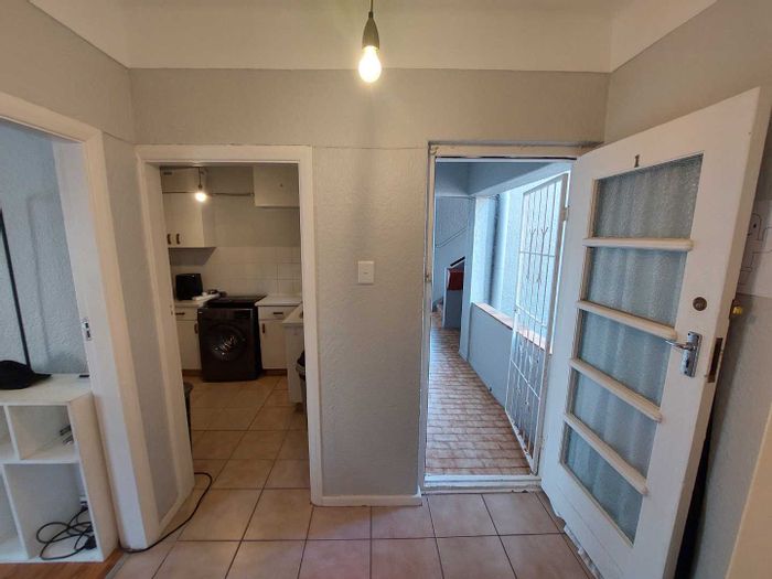 Camps Bay Apartment To Rent: 1 Bed, Ocean Views, Close to Beaches & Amenities.