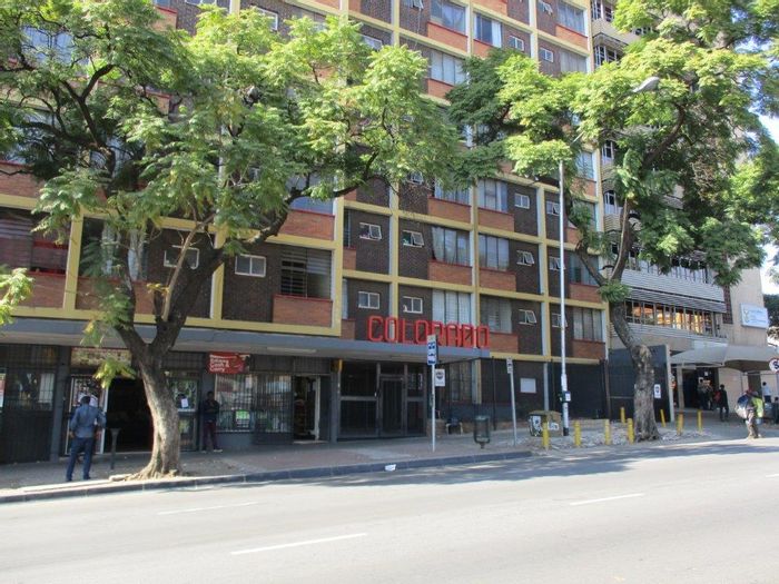 Apartment To Rent in Pretoria Central: Kitchen, bathroom, parking, near shops and schools.