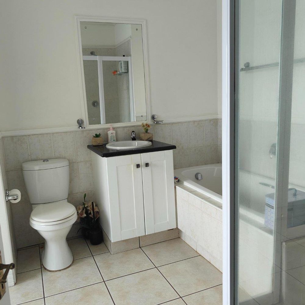 Main bathroom en suite 