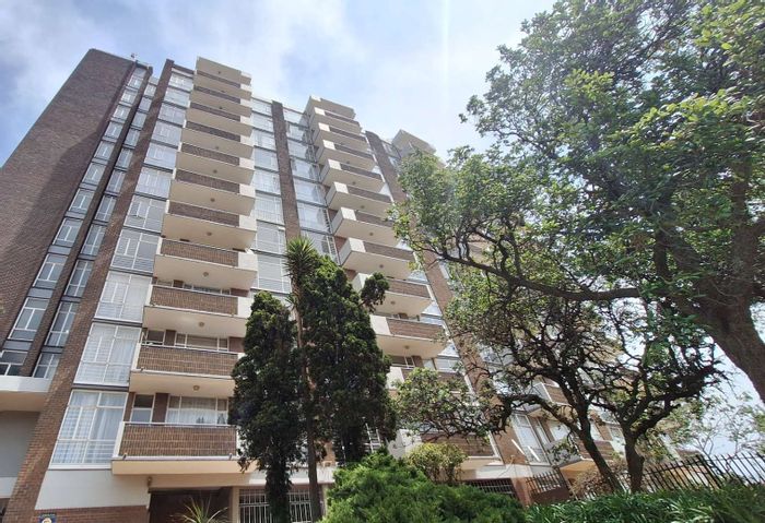 To Rent: Apartment in Constantia Kloof with pool, secure parking, and prepaid utilities.