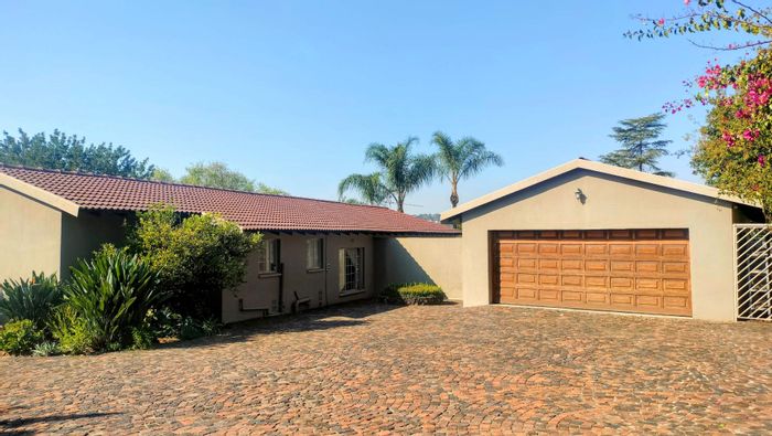 Spacious 3-bedroom house in Jukskei Park, secure community, large garden, for sale.