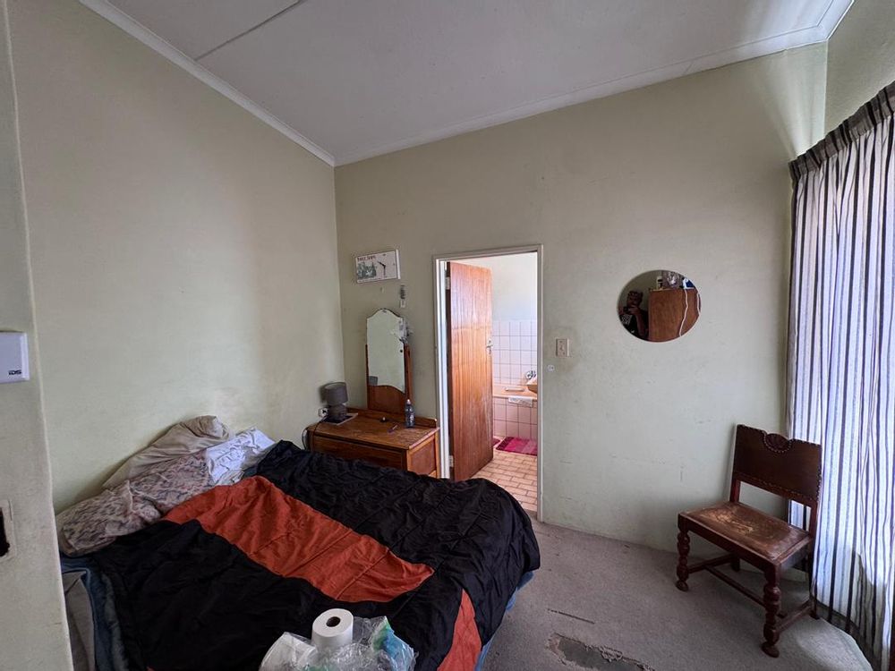 Guest room with full en suite.