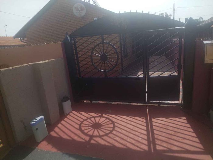 House for Sale in Soshanguve Ext: Main house, flatlet, carport, secure parking.