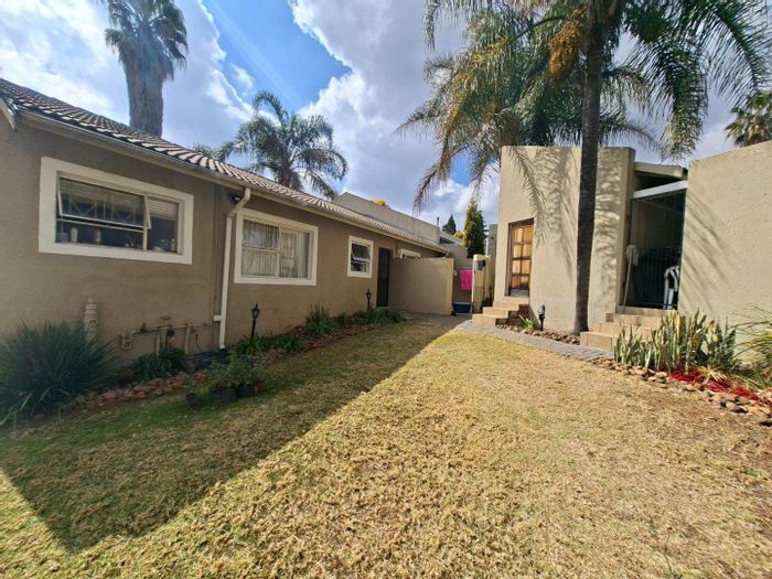 Property #2405890, Townhouse For Sale in Buccleuch