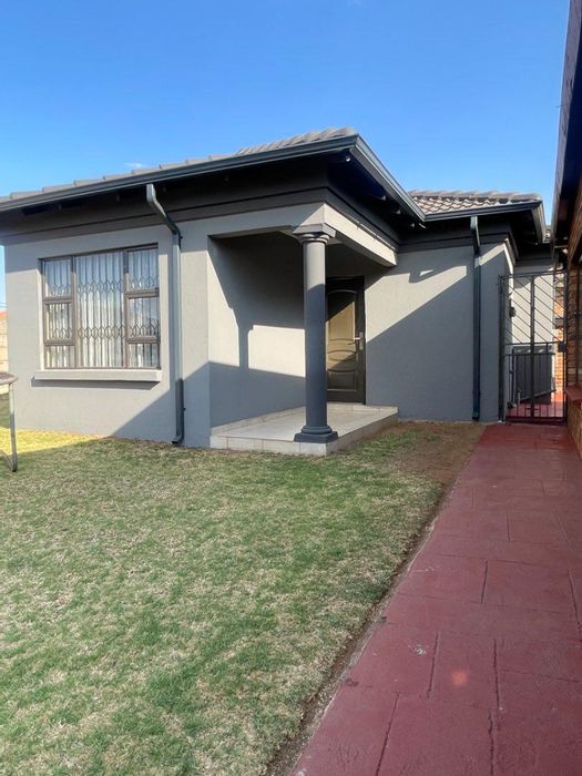 Cottage To Rent in Klippoortjie AH: Secure, spacious, close to amenities and freeways.