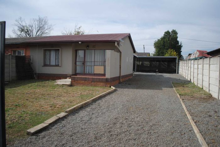 Riversdale House For Sale: Cozy home with veranda, carport, and CCTV.