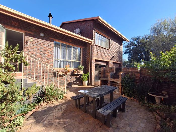 Brackenhurst Townhouse For Sale: 3 bedrooms, pet-friendly, private garden, double garage.