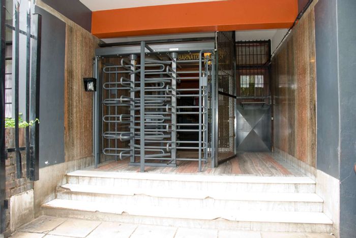 Hillbrow Apartment To Rent: 2 beds, 24-hour security, near schools and transport.