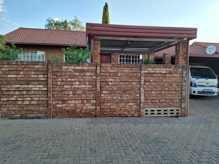 Eldoraigne Townhouse To Rent: 3 beds, pool, braai area, near shops and schools.