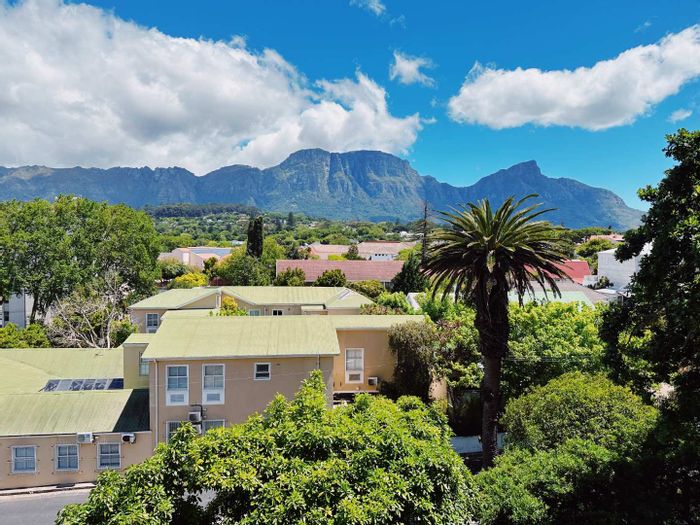 Wynberg Upper Apartment To Rent: Mountain views, pet-friendly, parking, workspace, and lift access.