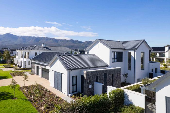 House To Rent in Val De Vie Estate: 4 beds, indoor braai, mountain views.