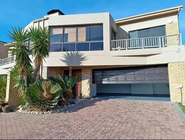 Seemeeu Park House For Sale: Sea views, secure complex, indoor braai, pet-friendly.