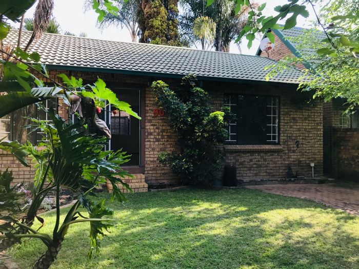 Faerie Glen Townhouse To Rent: 2 beds, private garden, pet-friendly, fiber-ready.