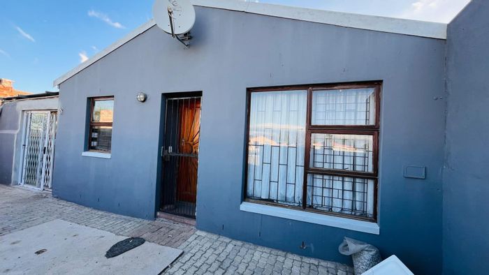 Kleinvlei House For Sale: 3 Bedrooms, Garden, Braai Area, 4-Car Parking.