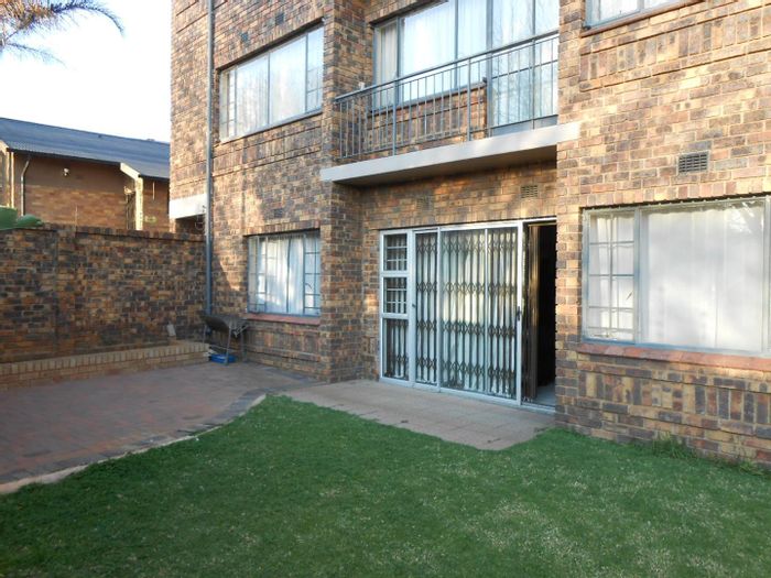 For Sale: Townhouse in Alberton Central with 3 bedrooms, parking, and close amenities.