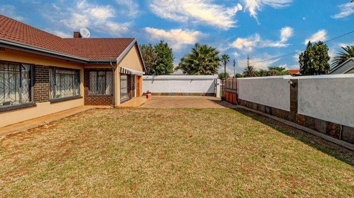 Leondale House For Sale: 3 Bedrooms, Pool, Solar Power, Secure Parking, Garden.