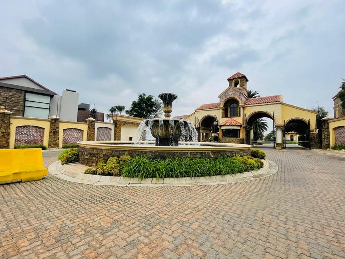 For Sale: House in Sunward Park with 4 bedrooms, pool, and entertainment area.