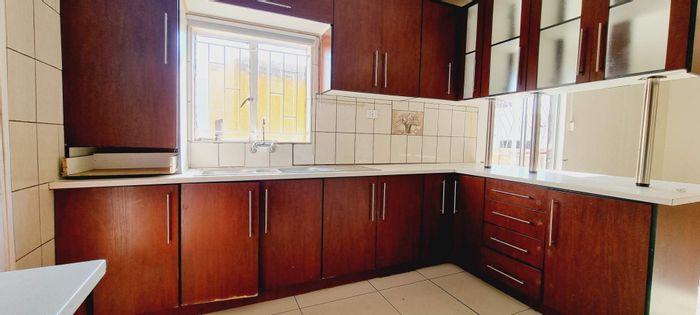 Hochlandpark House For Sale: 3 beds, pool, lapa, bachelor flat, corner erf.