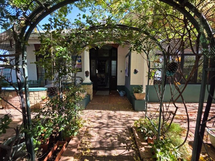 Herlear House For Sale: Unique architecture, spacious layout, investment potential awaits.