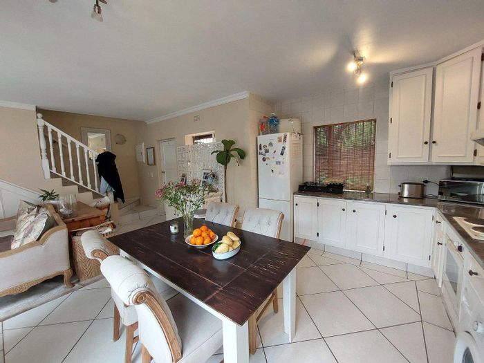 Pet-friendly apartment in Strathavon with garden, pool, and secure parking. To Rent.