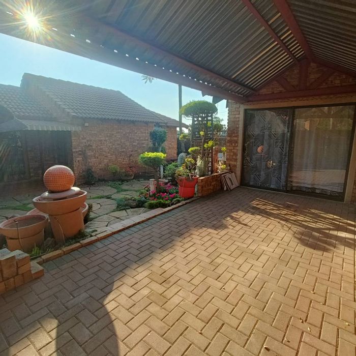 For Sale: House in Clubview with private lounge, lapa, and double garages.