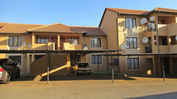 2-Bedroom Apartment For Sale in Florida, near Lake, parks, and shopping.