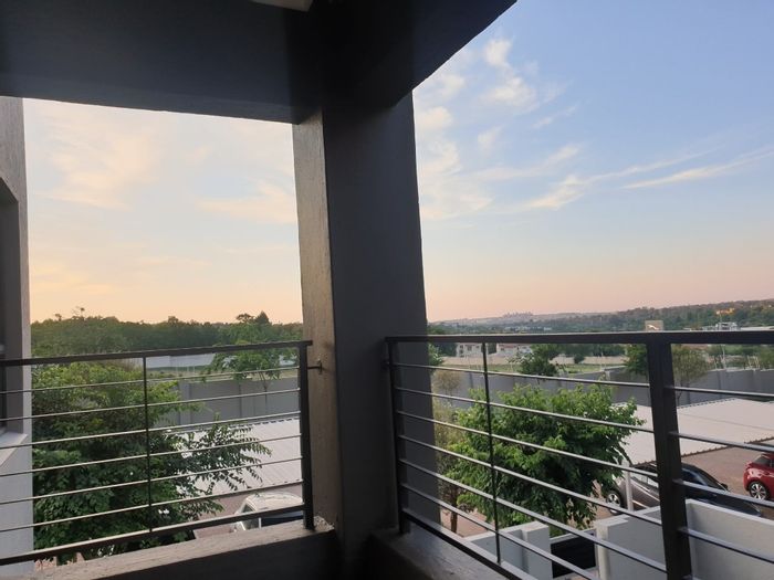 Charming Lonehill Apartment for Sale: Scenic Views, Pool, Gym, 24/7 Security!