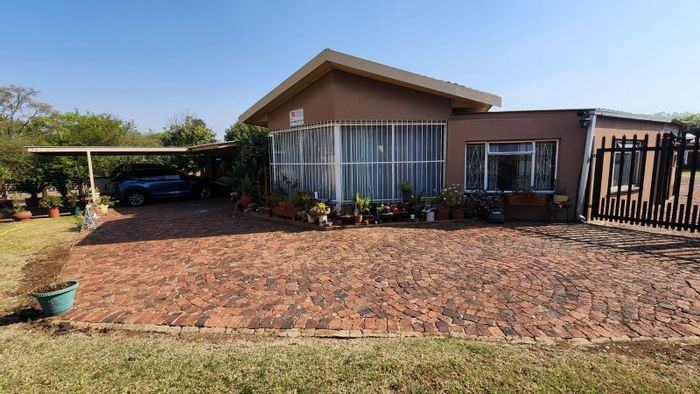 House for Sale in Vanderbijlpark South West 5: 3 beds, study, double garage.