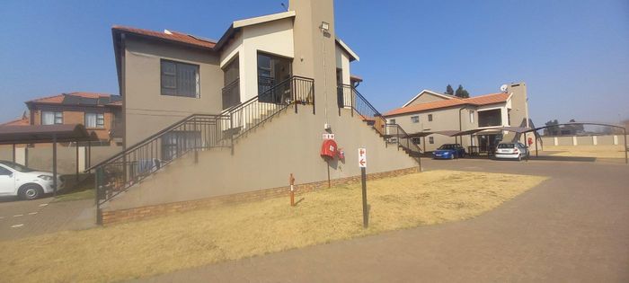 Townhouse For Sale in Nortons Home Estate: 2 beds, outdoor space, 24-hour security.