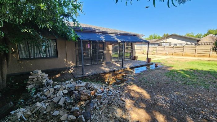 For Sale: House in Vanderbijlpark Central West 3 with 4 bedrooms, garage, and spacious layout.