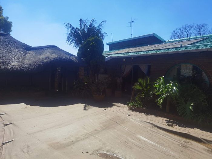 Edleen House For Sale: Spacious living, pool, lapa, and multiple rental units.