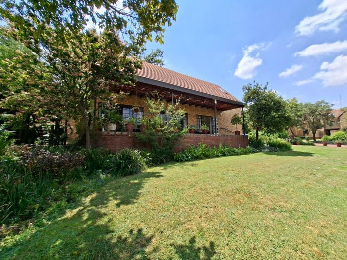 1-Bedroom Apartment To Rent in Buccleuch with Gym, Gardens, and Secure Parking.