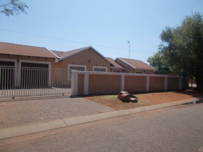 House in Palm Ridge To Rent: 3 bedrooms, double garage, secure and spacious.