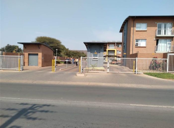 1-Bedroom Apartment To Rent in Montana with secure living and convenient amenities.