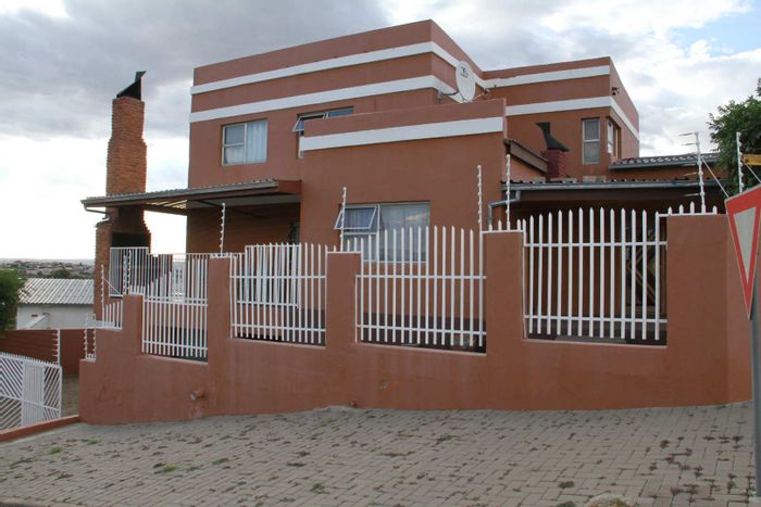 House for Sale in Dorado Park: 4 beds, study, balcony, garage, backyard flat.