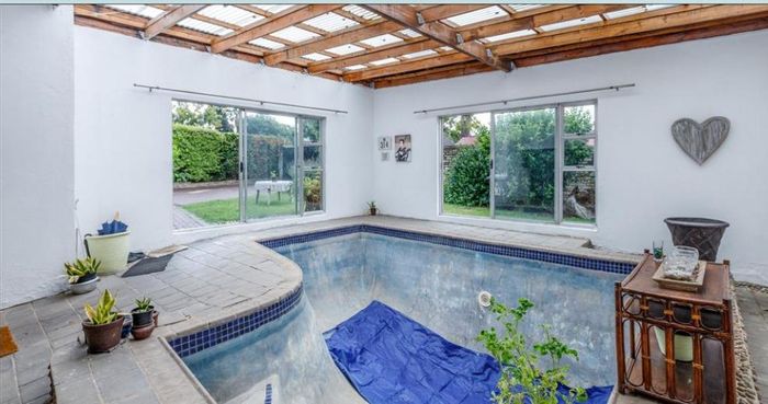 Bloubosrand House For Sale: 5 beds, solar power, indoor pool, security features.