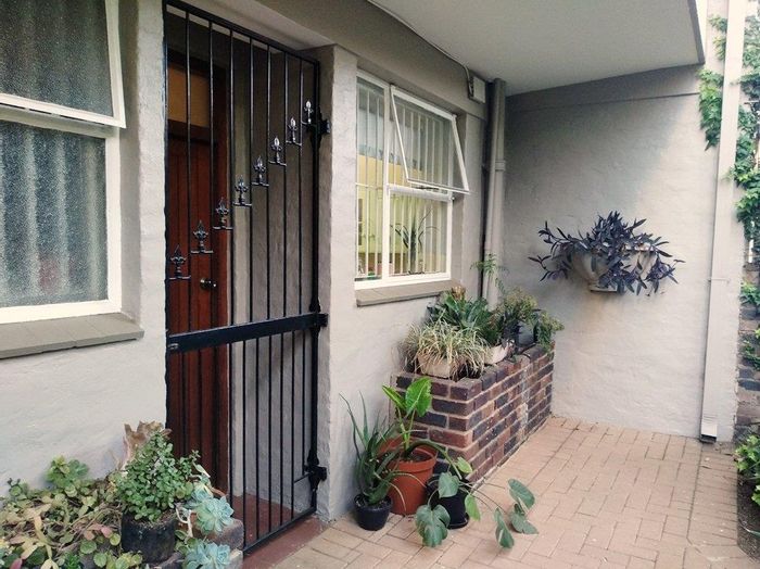 Blairgowrie Apartment For Sale: 2 beds, communal garden, security, investment opportunity.