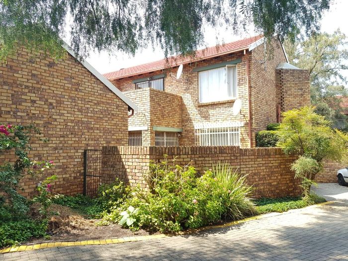 Die Hoewes Apartment For Sale: 2 beds, balcony, secure complex, great location.