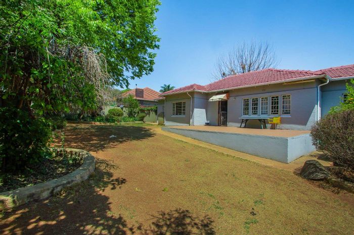 Linden House For Sale: Spacious rooms, pool, cottage, and ample parking available.