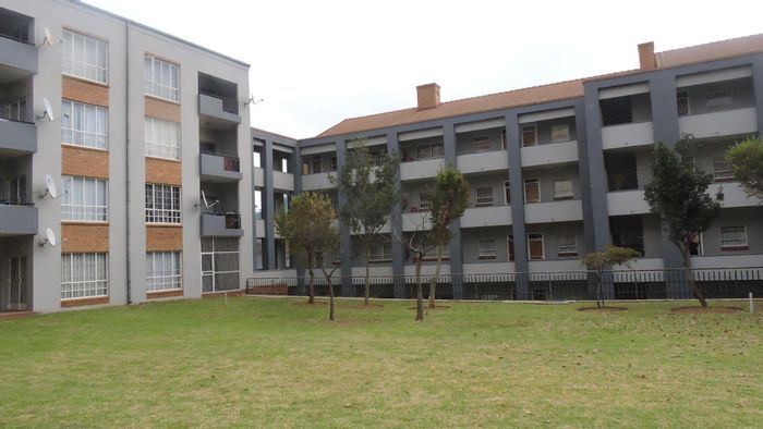 For Sale: 2-bedroom apartment in Waterkloof Glen with secure patio and carport.