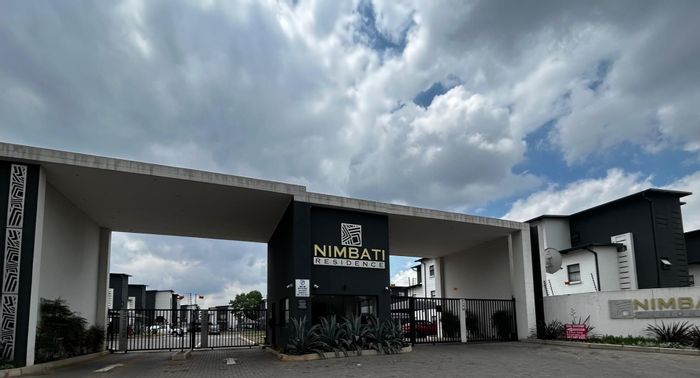 For Sale: 2-bedroom apartment in Pomona with en-suite, balcony, and secure complex.